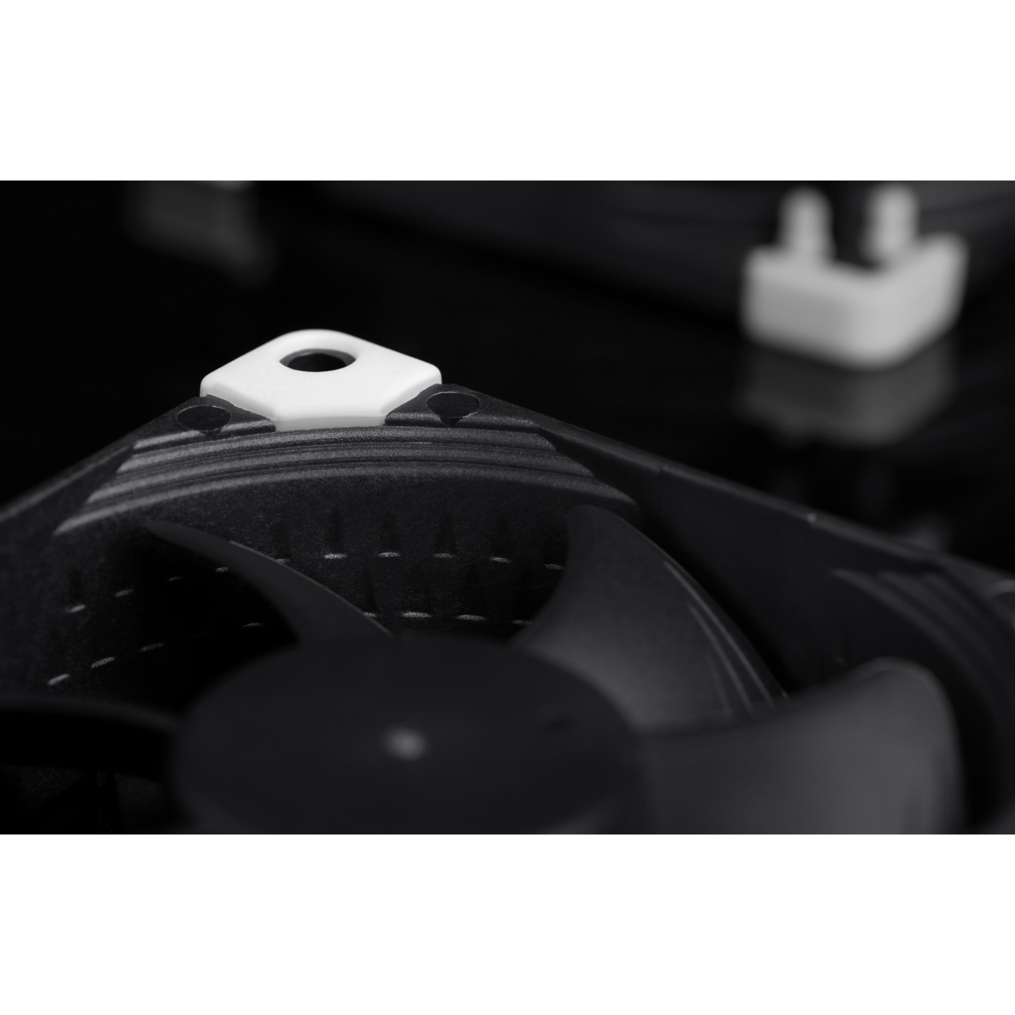 Noctua NF-A8 PWM chromax.black 80x80x25 – Image 3